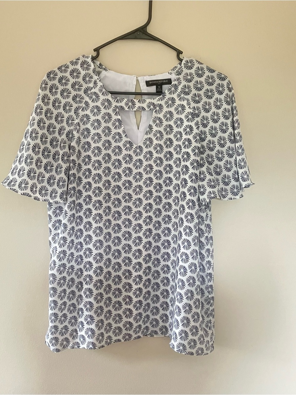 Banana Republic Navy and White Printed Keyhole Flutter Sleeve Blouse